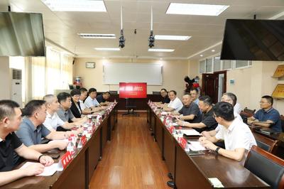 信陽(yáng)市上天梯非金屬礦管理區(qū)領(lǐng)導(dǎo)蒞臨我校開(kāi)展技術(shù)交流考察